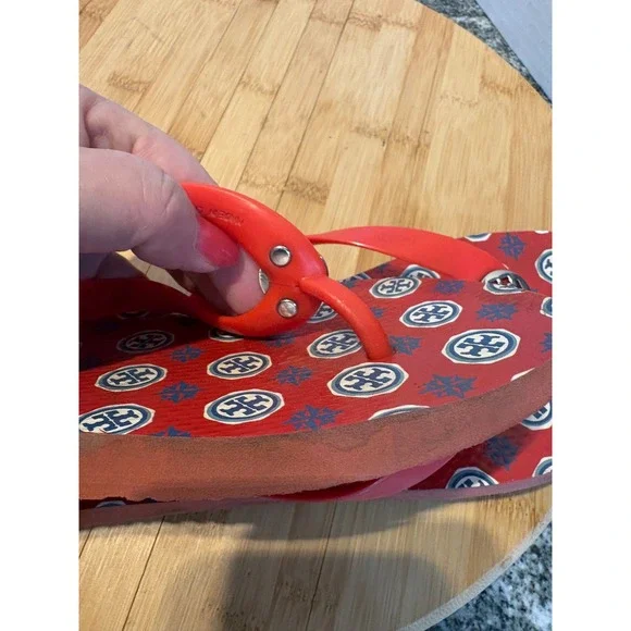 Tory Burch Red Logo Print Flip Flop Sandals Silver Tone Medallion Thong Shoes - Picture 6 of 8